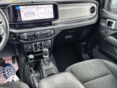 Used 2025 Jeep Wrangler Sahara image 26