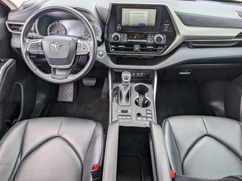 Used 2023 Toyota Highlander XLE AWD/4WD image 9