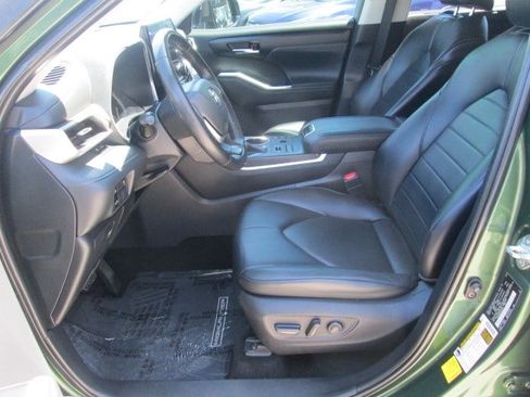 Used 2023 Toyota Highlander XLE AWD/4WD image 9