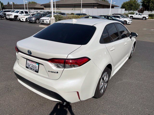 Used 2021 Toyota Corolla LE FWD image 3