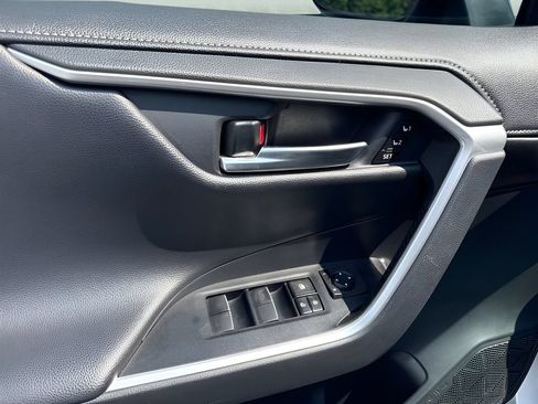 Used 2019 Toyota RAV4 Limited FWD image 17