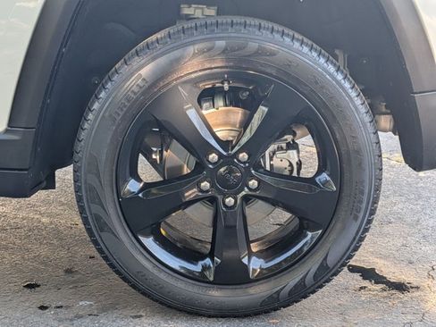 Used 2023 Jeep Grand Cherokee Limited w/ Luxury Tech Group II image 23