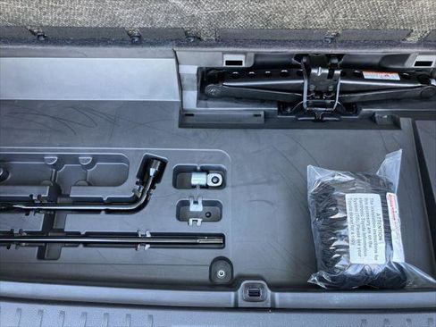 Certified 2023 Toyota Highlander XLE image 29