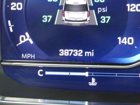 Used 2024 Chevrolet Tahoe LT image 28