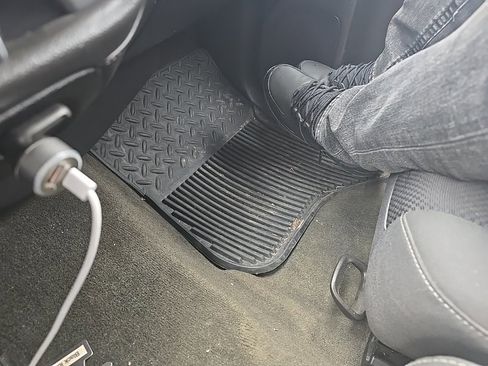 Used 2015 GMC Sierra 1500 SLE w/ SLE Value Package image 5