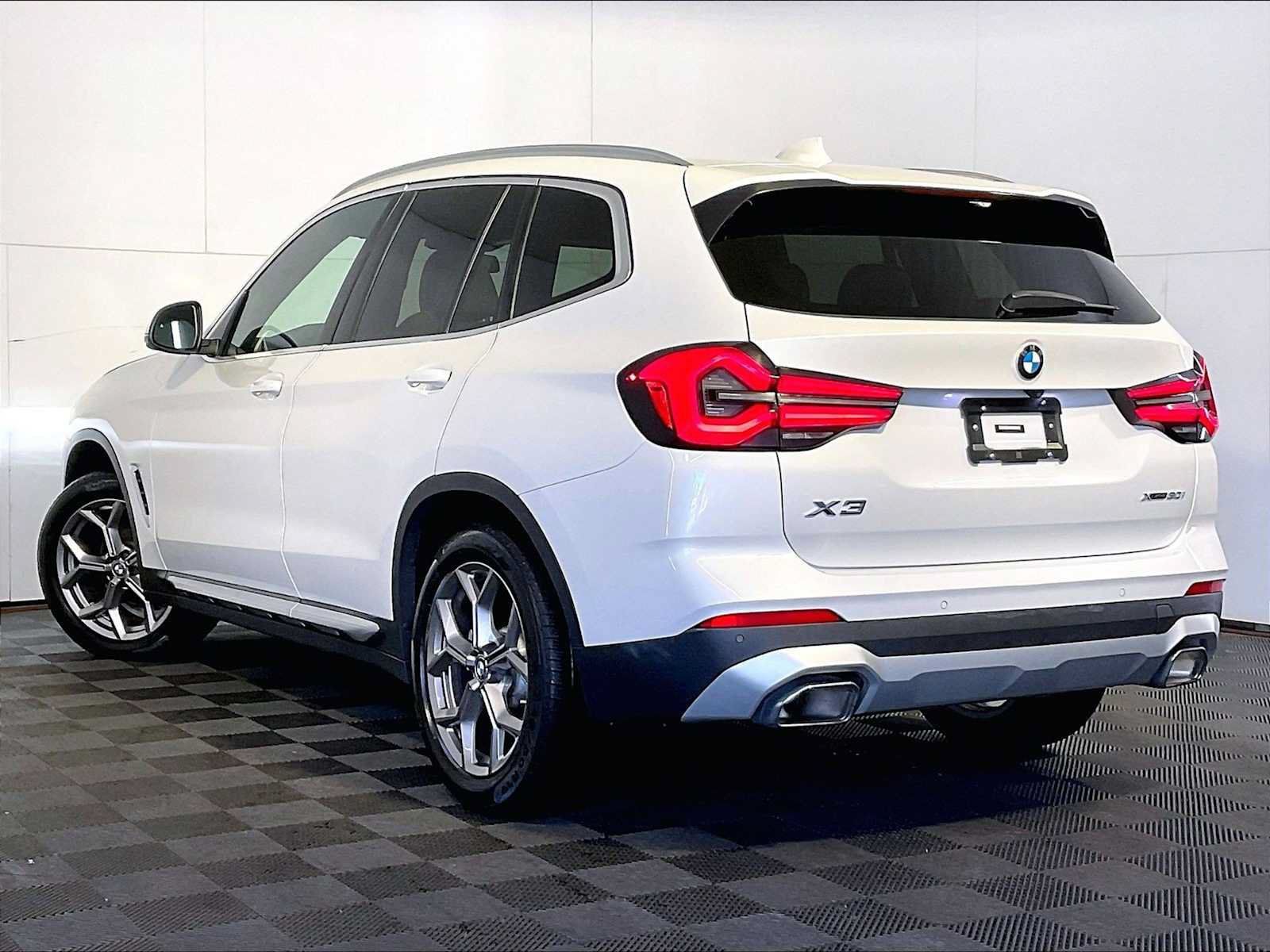 Used 2023 BMW X3 xDrive30i w/ Premium Package AWD/4WD image 3