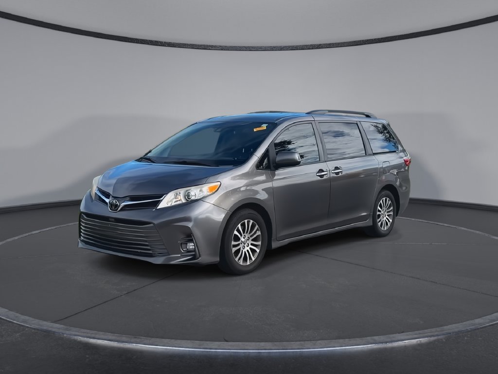 Used 2018 Toyota Sienna XLE w/ XLE Navigation Package FWD image 4