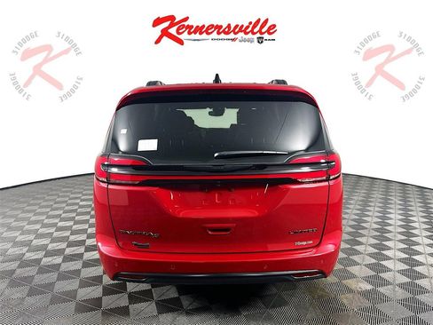 New 2026 Chrysler Pacifica Limited w/ Uconnect Theater Family Group image 6