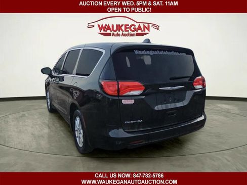 Used 2017 Chrysler Pacifica Touring image 6