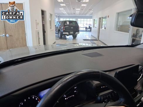 Used 2021 Ford Explorer Limited w/ Equipment Group 301A AWD/4WD image 2