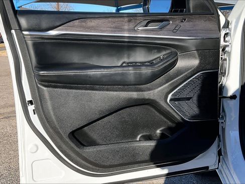 Used 2023 Jeep Grand Cherokee L Overland w/ Advanced Protech Group III image 21