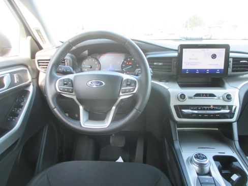 Used 2024 Ford Explorer XLT AWD/4WD image 12