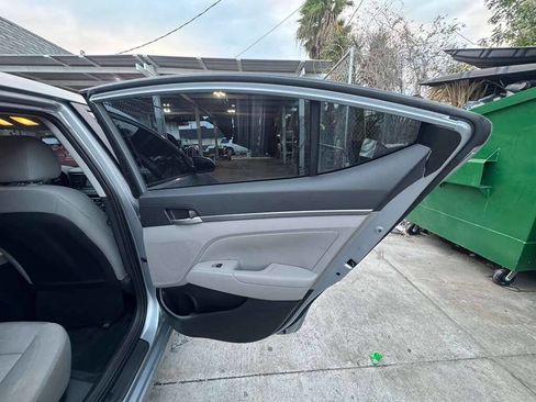 Used 2017 Hyundai Elantra SE image 16