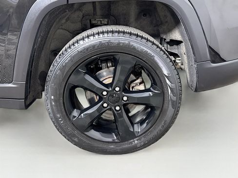 Used 2024 Jeep Grand Cherokee Limited w/ Black Appearance Package AWD/4WD image 30