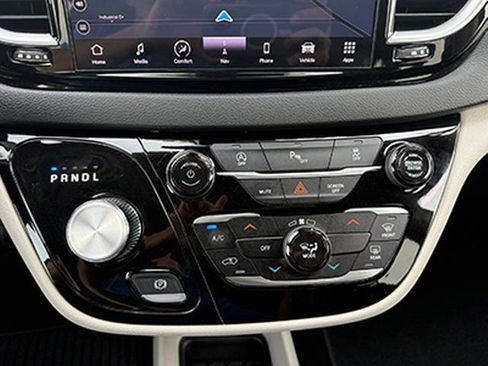 Used 2023 Chrysler Voyager LX FWD image 15