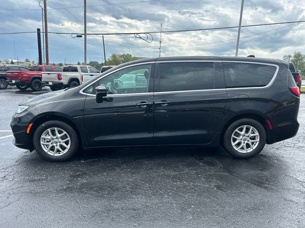 Used 2025 Chrysler Pacifica Select FWD image 8