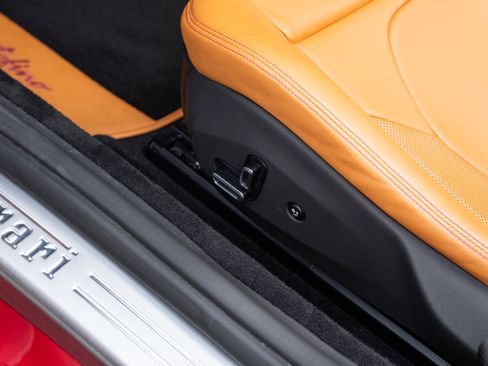 Used 2019 Ferrari Portofino RWD image 45