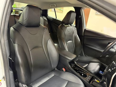 Used 2022 Toyota Prius XLE AWD/4WD image 44