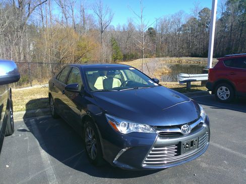 Used 2017 Toyota Camry XLE image 3