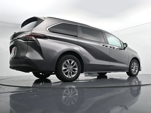 Used 2024 Toyota Sienna XLE FWD image 34