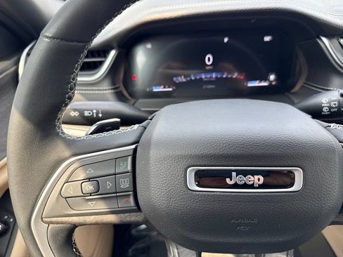 Used 2025 Jeep Grand Cherokee L Limited AWD/4WD image 23