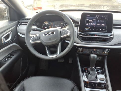 Used 2025 Jeep Compass Latitude AWD/4WD image 9