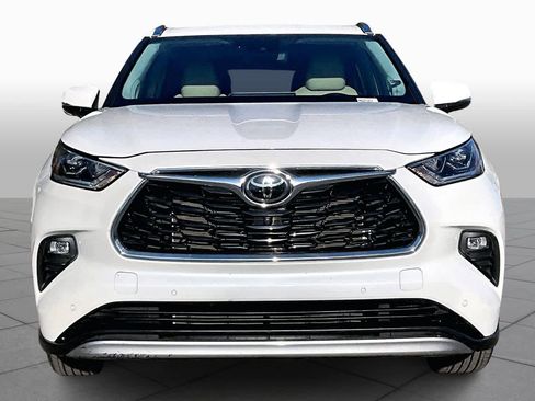 Used 2021 Toyota Highlander Platinum image 3