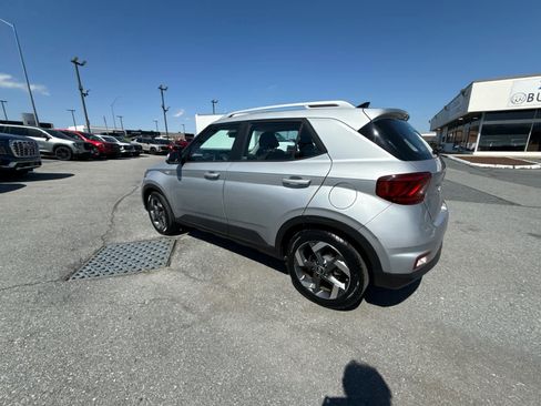 Used 2021 Hyundai Venue SEL FWD image 5