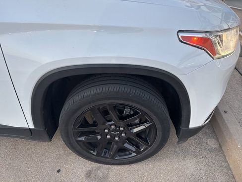 Used 2020 Chevrolet Traverse LT image 3