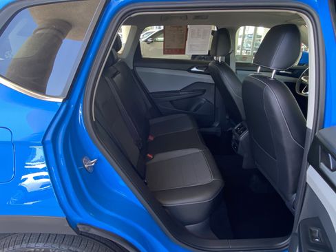 Certified 2023 Volkswagen Taos SE w/ Panoramic Sunroof Package FWD image 38