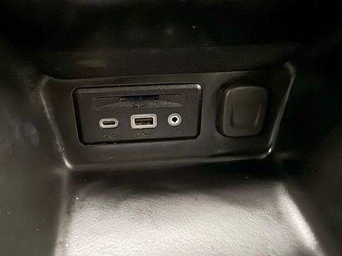 Used 2023 GMC Terrain SLT image 23