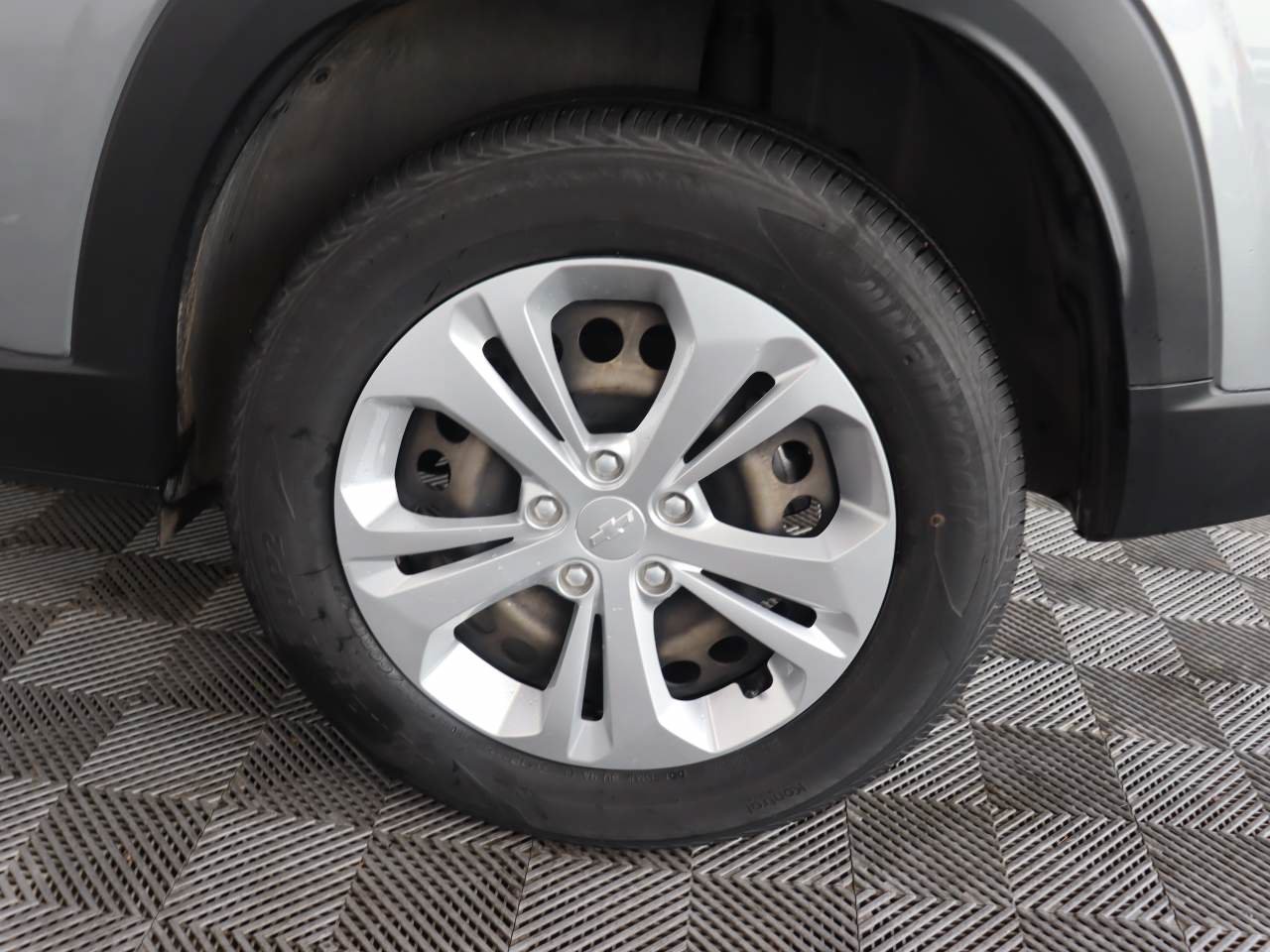 Used 2025 Chevrolet Trax LS FWD image 16