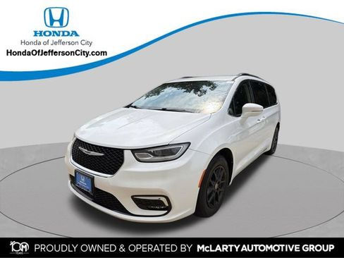 Used 2022 Chrysler Pacifica Touring-L FWD image 1