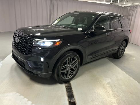 Used 2025 Ford Explorer ST-Line w/ ST-Line Street Pack image 3