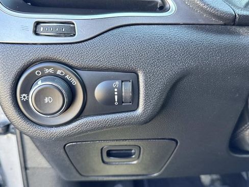 Used 2019 Jeep Cherokee Latitude w/ Popular Appearance Group image 32