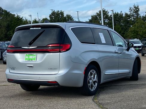 Used 2023 Chrysler Pacifica Limited FWD image 3