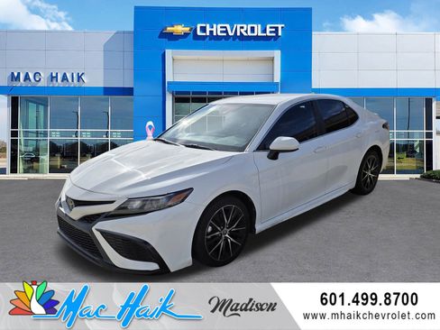 Used 2021 Toyota Camry SE image 1