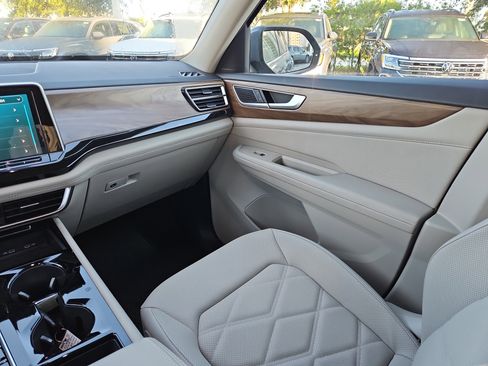 Certified 2025 Volkswagen Atlas SE image 12