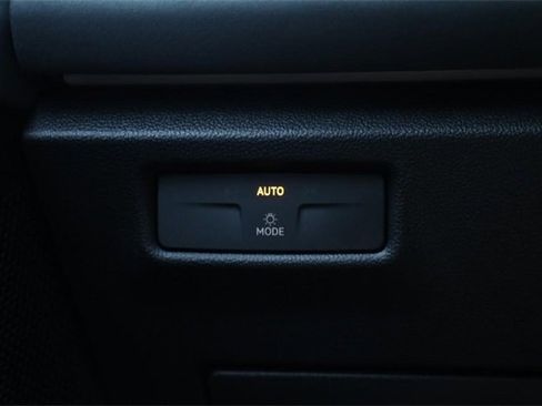 New 2025 Volkswagen Tiguan SE image 19