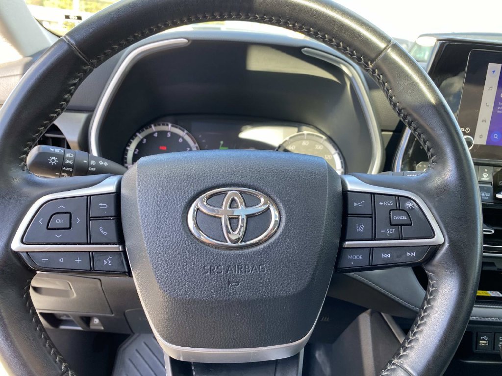 Used 2023 Toyota Highlander XLE AWD/4WD image 18