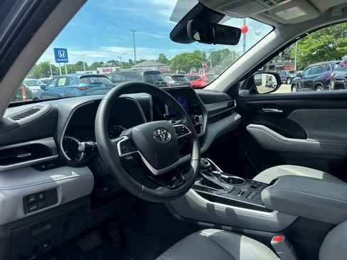 Used 2023 Toyota Highlander XLE AWD/4WD image 16