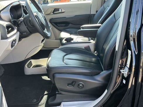 Used 2024 Chrysler Pacifica Touring-L FWD image 13