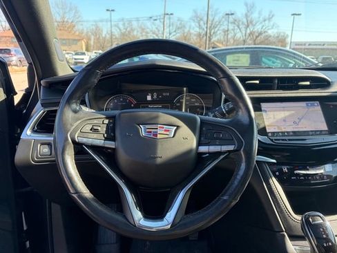 Used 2022 Cadillac XT6 Premium Luxury image 2