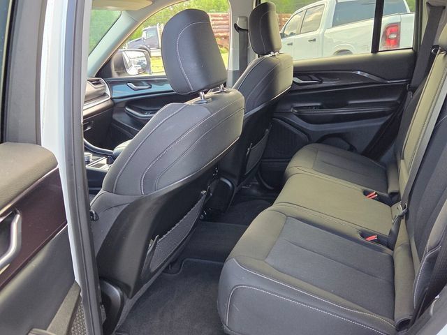 Used 2023 Jeep Grand Cherokee Laredo AWD/4WD image 7