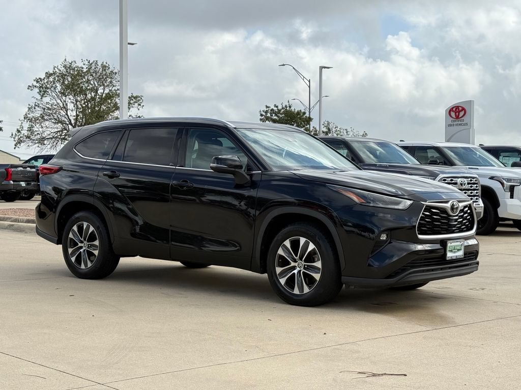 Used 2021 Toyota Highlander XLE FWD image 5