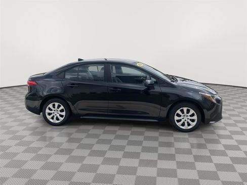 Used 2022 Toyota Corolla LE FWD image 2