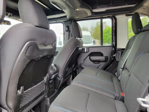 Used 2025 Jeep Wrangler Unlimited Rubicon 4xe w/ Safety Group AWD/4WD image 18