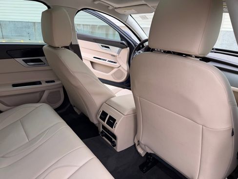 Used 2018 Jaguar XF Premium image 19