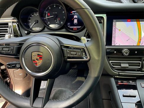 Certified 2025 Porsche Macan image 24