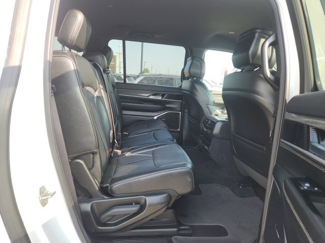 Used 2024 Jeep Wagoneer L Series II w/ Flexible Seating Group AWD/4WD image 22